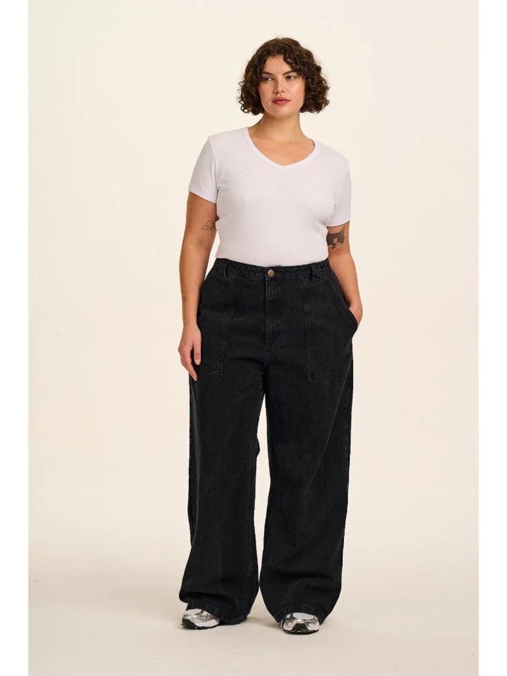 Lucy and Yak Delores Wide Leg Denim Jeans in Washed Black W42/US 18